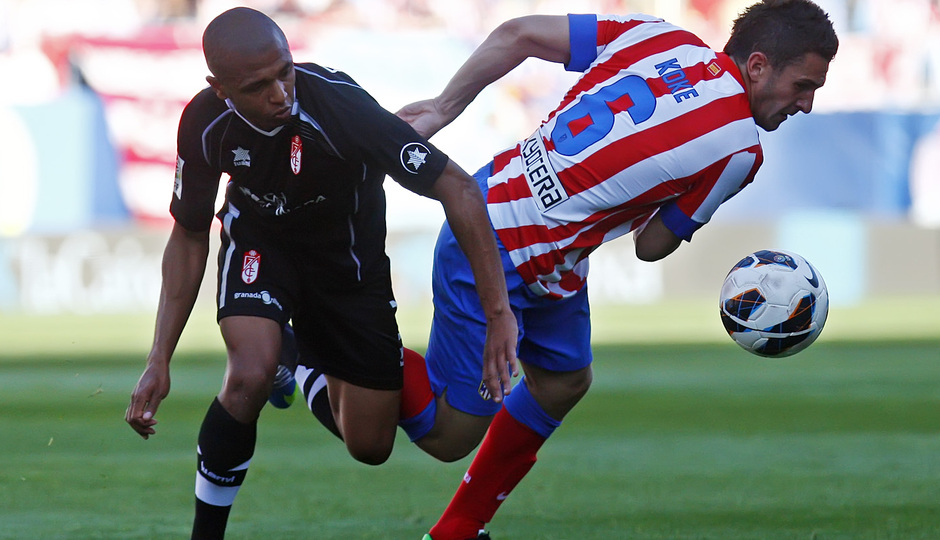 Brahimi pelea con Koke por un balón durante el duelo del año pasado en el Calderón