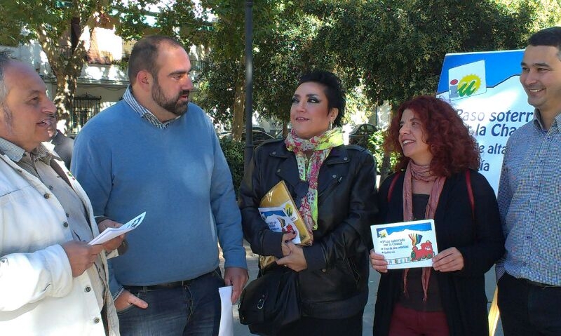 Concejales de Izquierda Unida con vecinos de la Chana reivindicando el soterramiento del tren a su paso por el barrio