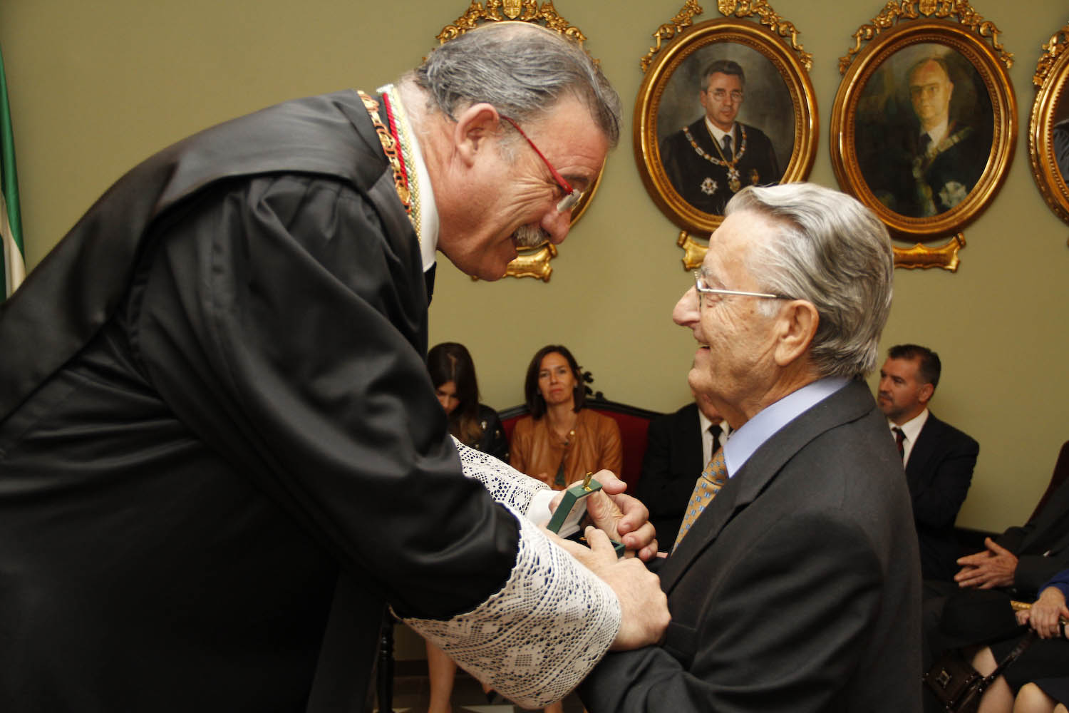 El Colegio de Abogados entrega Botones de Oro y Plata 03