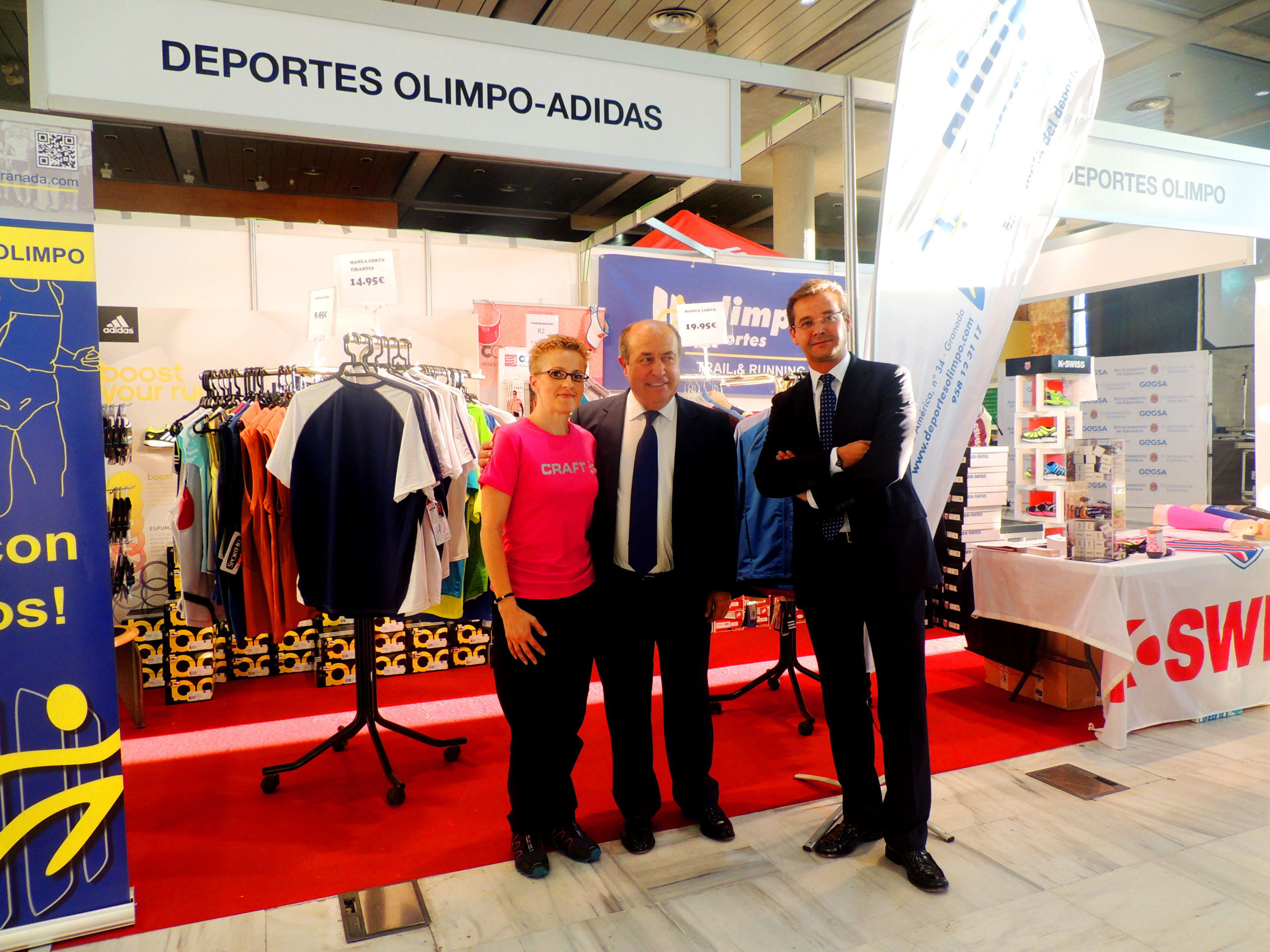 Torres Hurtado y Antonio Granados, en el stand de Deportes Olimpoco de la Feria del Corredor en el Palacio de Congresos. copia