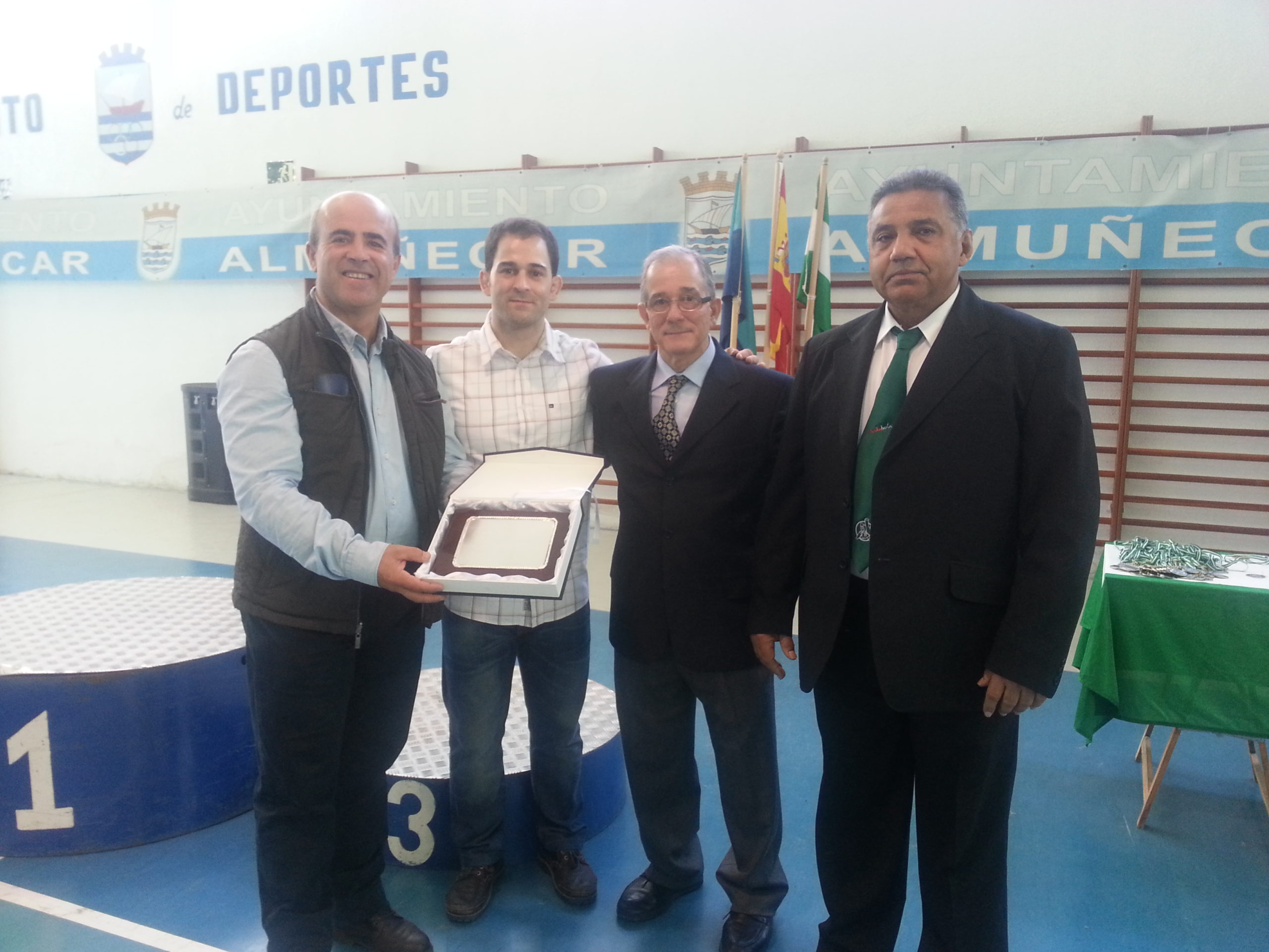 CONCEJAL DEPORTES RECIBIO UNA PLACA DE AGRADECIMIENTO POR LOS JUDOKAS