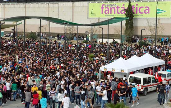 alrededor de 10000 jovenes se congregan en el botellodromo de granada