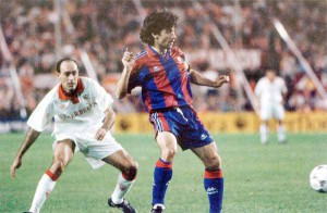 El exfutbolista granadino Rafa Paz intenta arrebatarle el balón a José Mari Bakero durante un encuentro entre el Sevilla y el FC Barcelona.