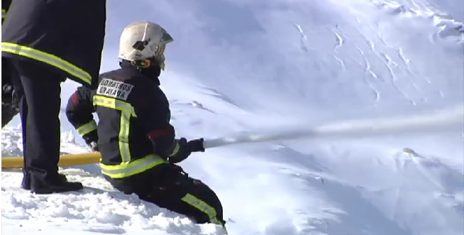 Desalojado un hotel en Sierra Nevada por un espectacular incendio