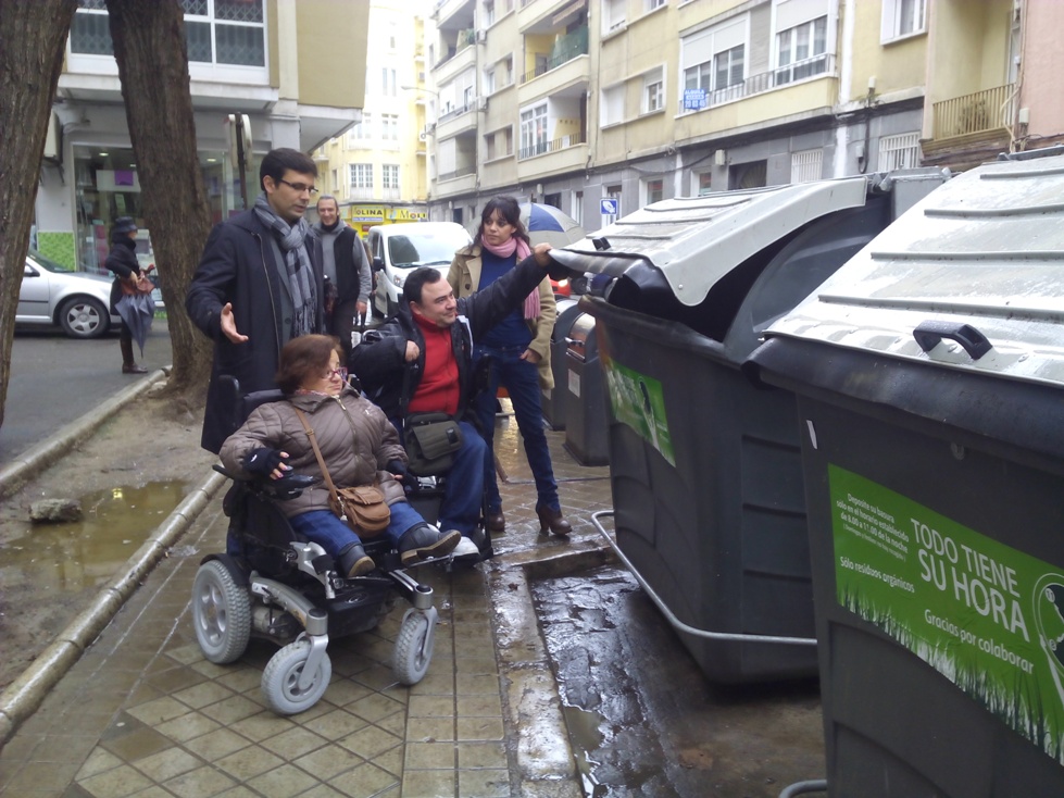 Granadinos con discapacidad intentando echar la basura a un contenedor