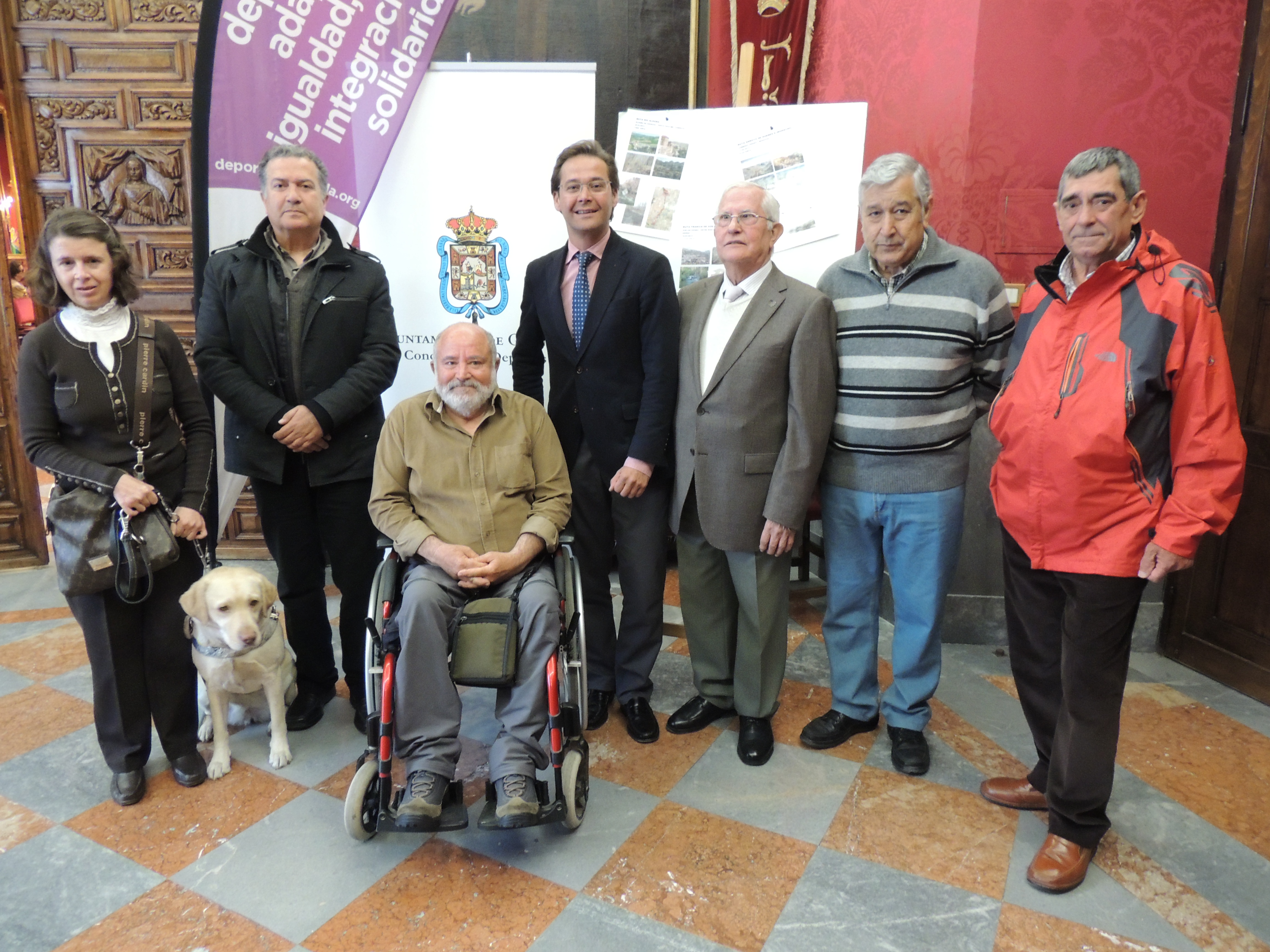 Granados, junto a participantes del programa de senderos para discapacitados