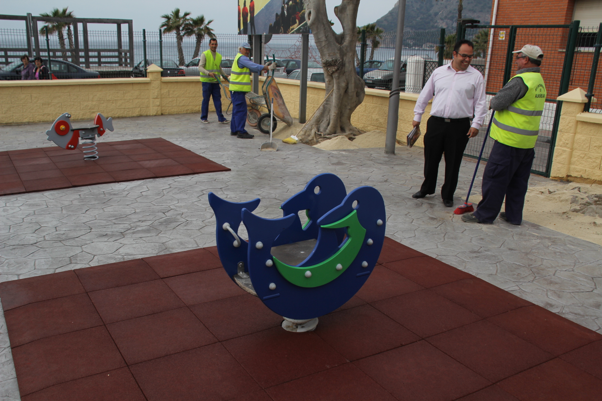 TRABAJADORES ULTIMAN PREPARATIVOS APERTURA PARQUE INFANTIL LA HERRADURA 14