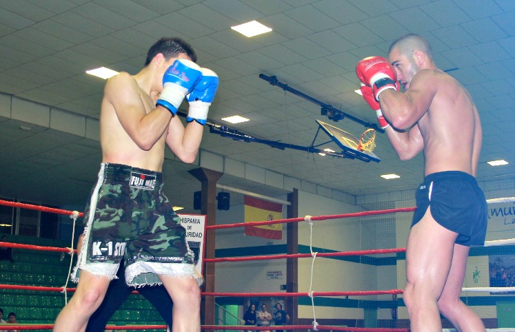 Los luchadores Marcos Leñador y Raúl Tejeda durante el combate