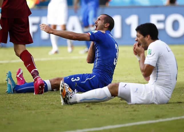 Luis Suarez muerde Chiellini