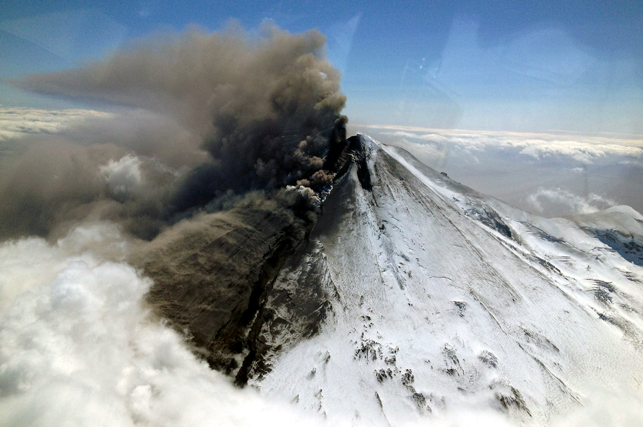 TOPSHOTS-US-DISASTER-VOLCANO-PAVLOF