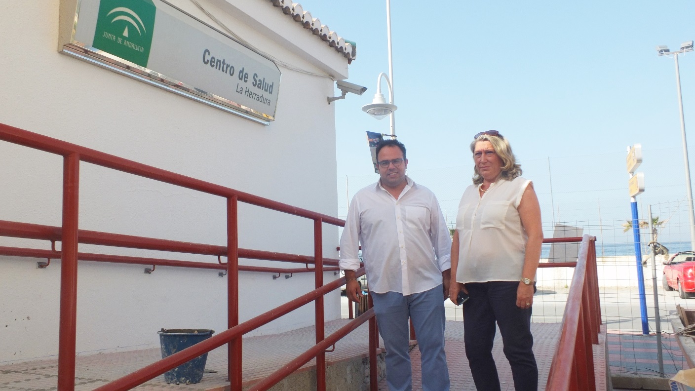 ALCALDESA Y TENIENTE DE ALCALDE TRAS LA VISITA OBRAS NUEVO CONSULTORIO  LA HERRADURA 14