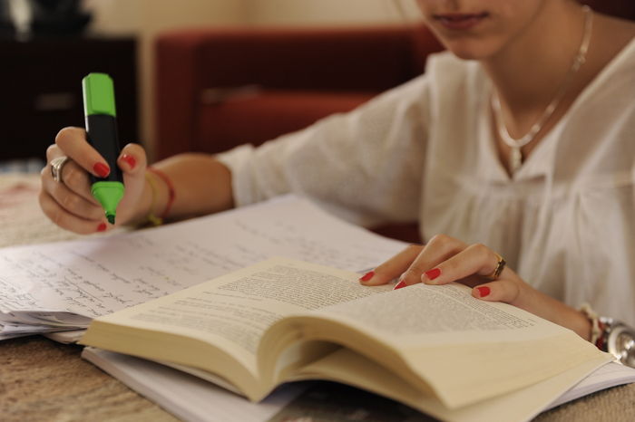 Chicos-estudiando_