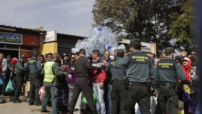 Guarcia civil Melilla-avalancha-sirios-frontera