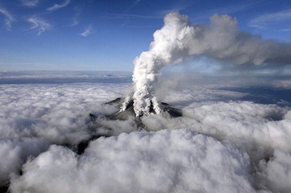 Imagen-del-momento-de-la-erupc_54415480927_54028874188_960_639