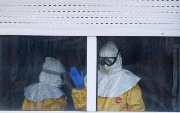 ébola trajes aislamiento