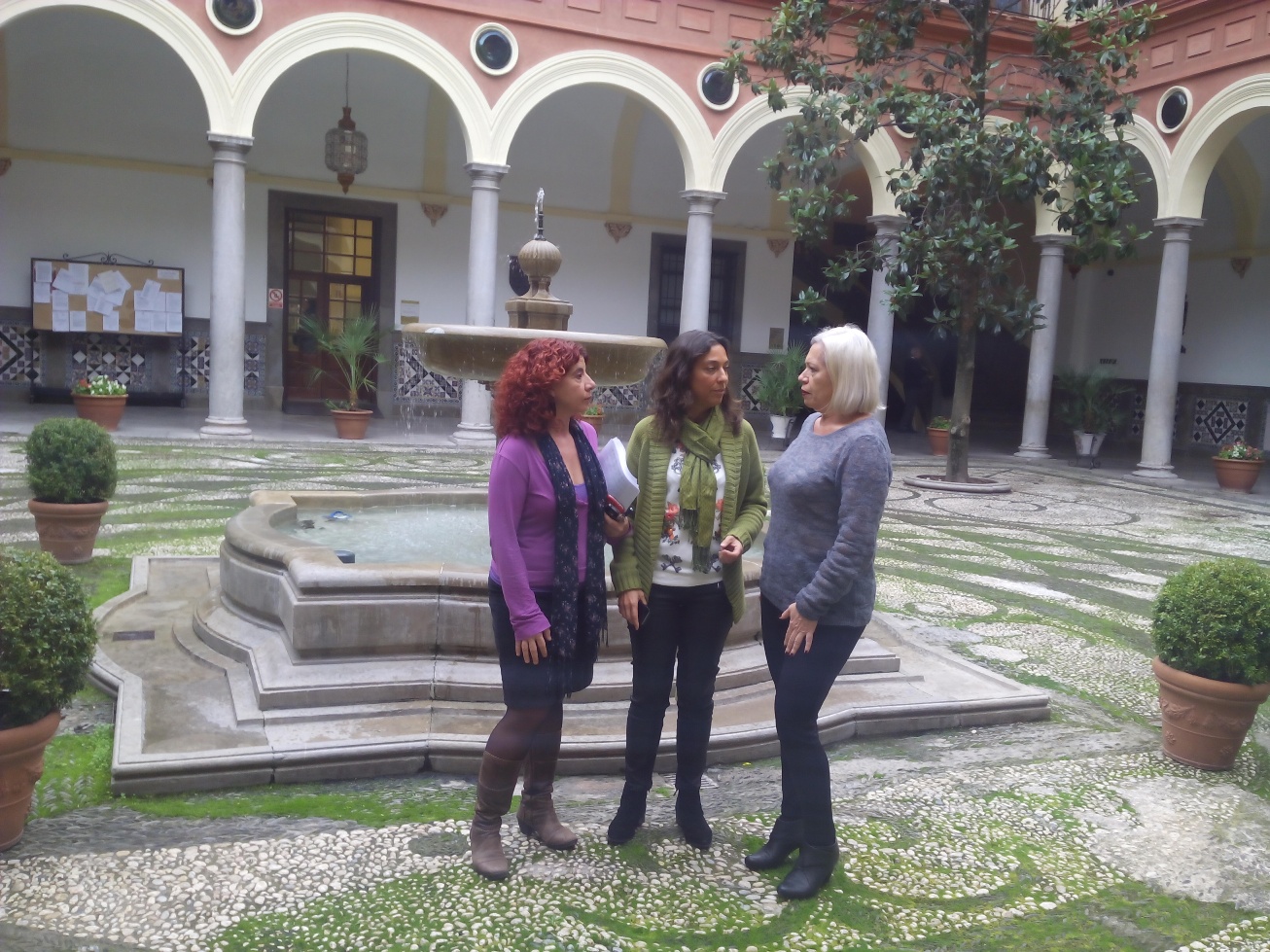 Olalla, Molina y Escudero, conversan en el patio del Ayuntamiento