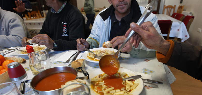 UN GRUPO DE USUSARIOS DEL COMEDOR SOCIAL