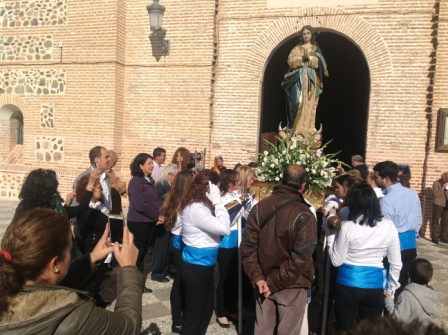 Vecinos de La Carrera de Almuñécar procesionan la Virgen Inmaculada por el  barrio
