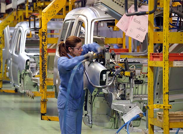 Mujer_trabajando_fabrica_coches