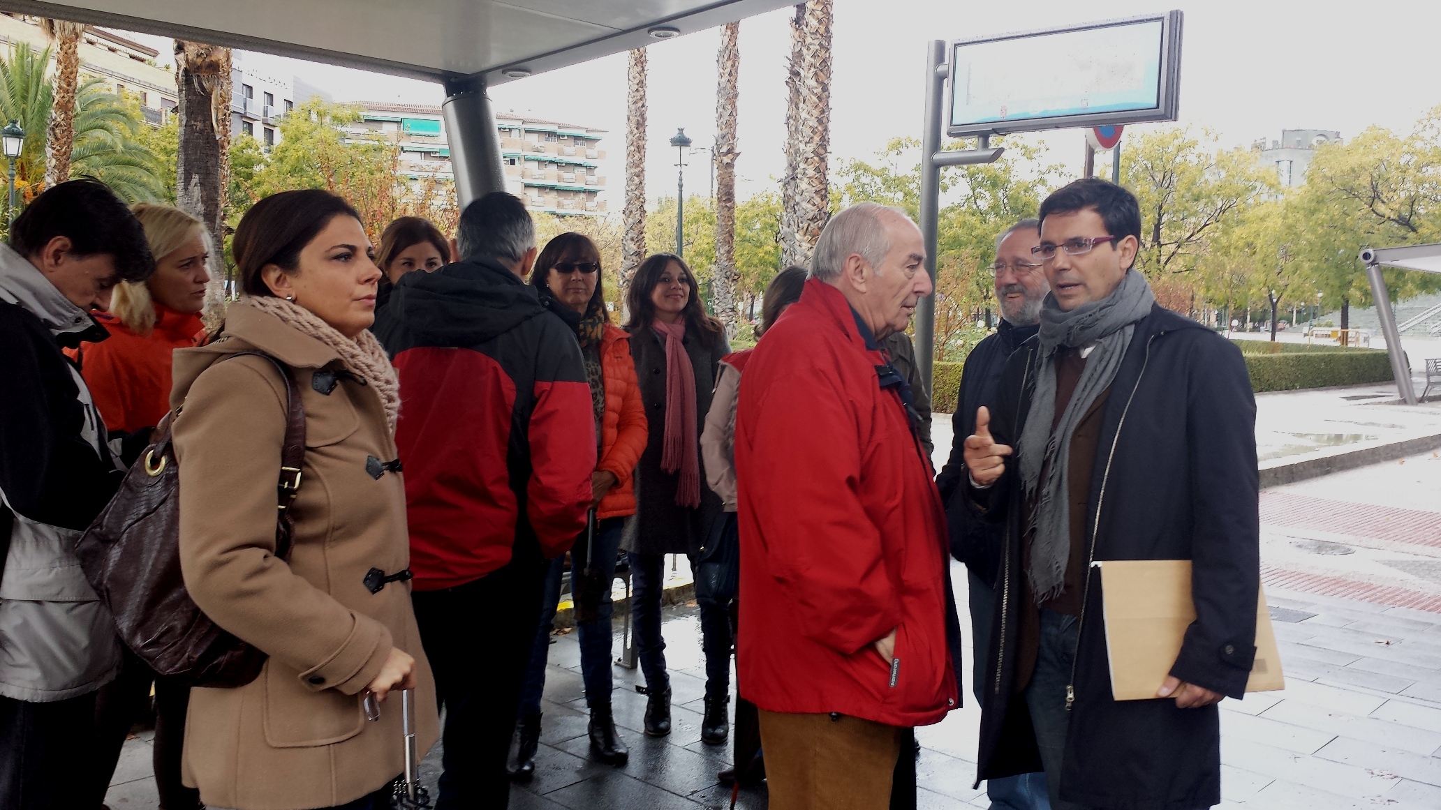 Cuenca, CONVERSA CON VECINOS EN UNA PARADA DE LA LAC