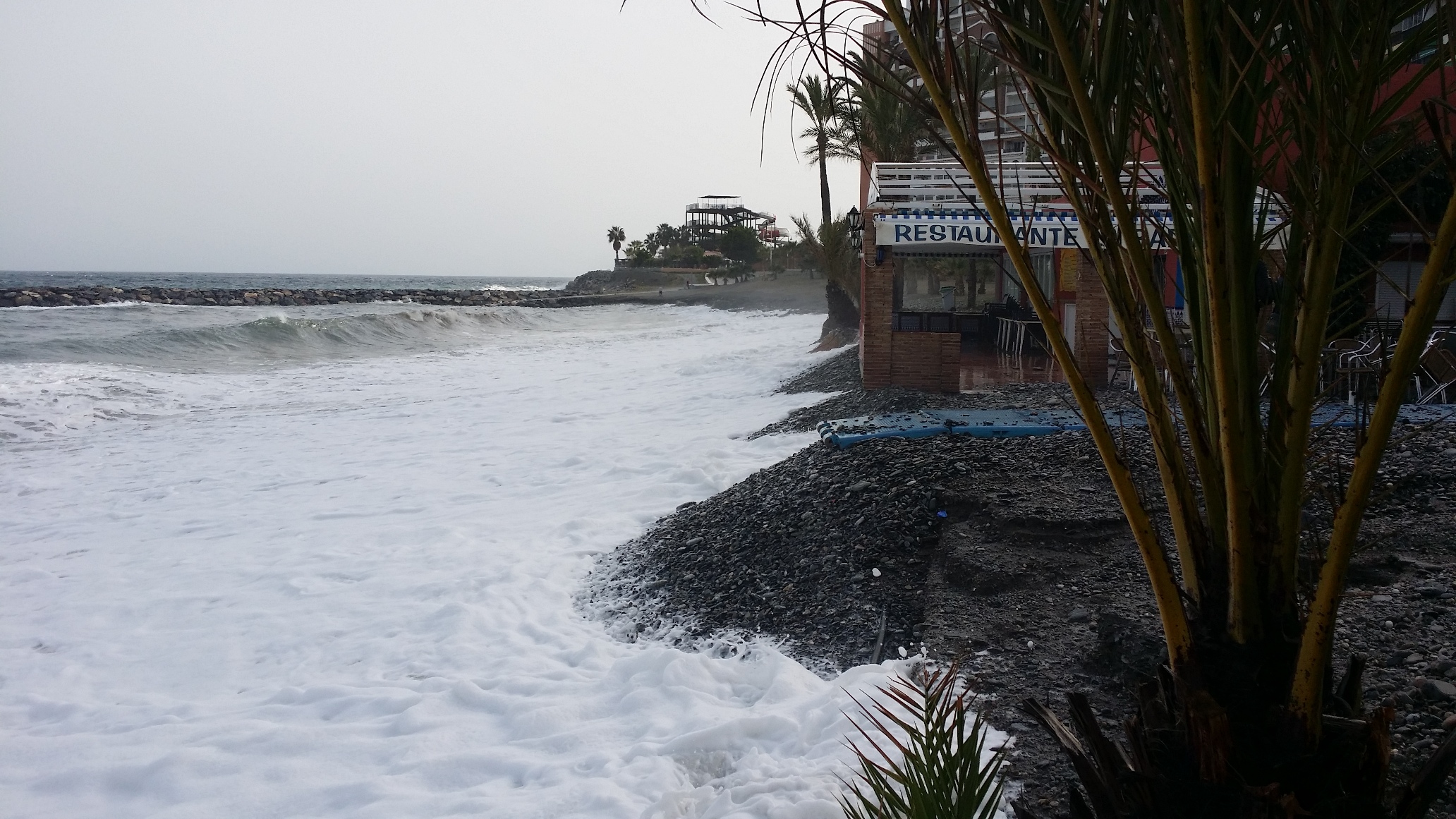 EL TEMPORAL SE COMIO PARTE DE  LA PLAYA DE VELILLA 15