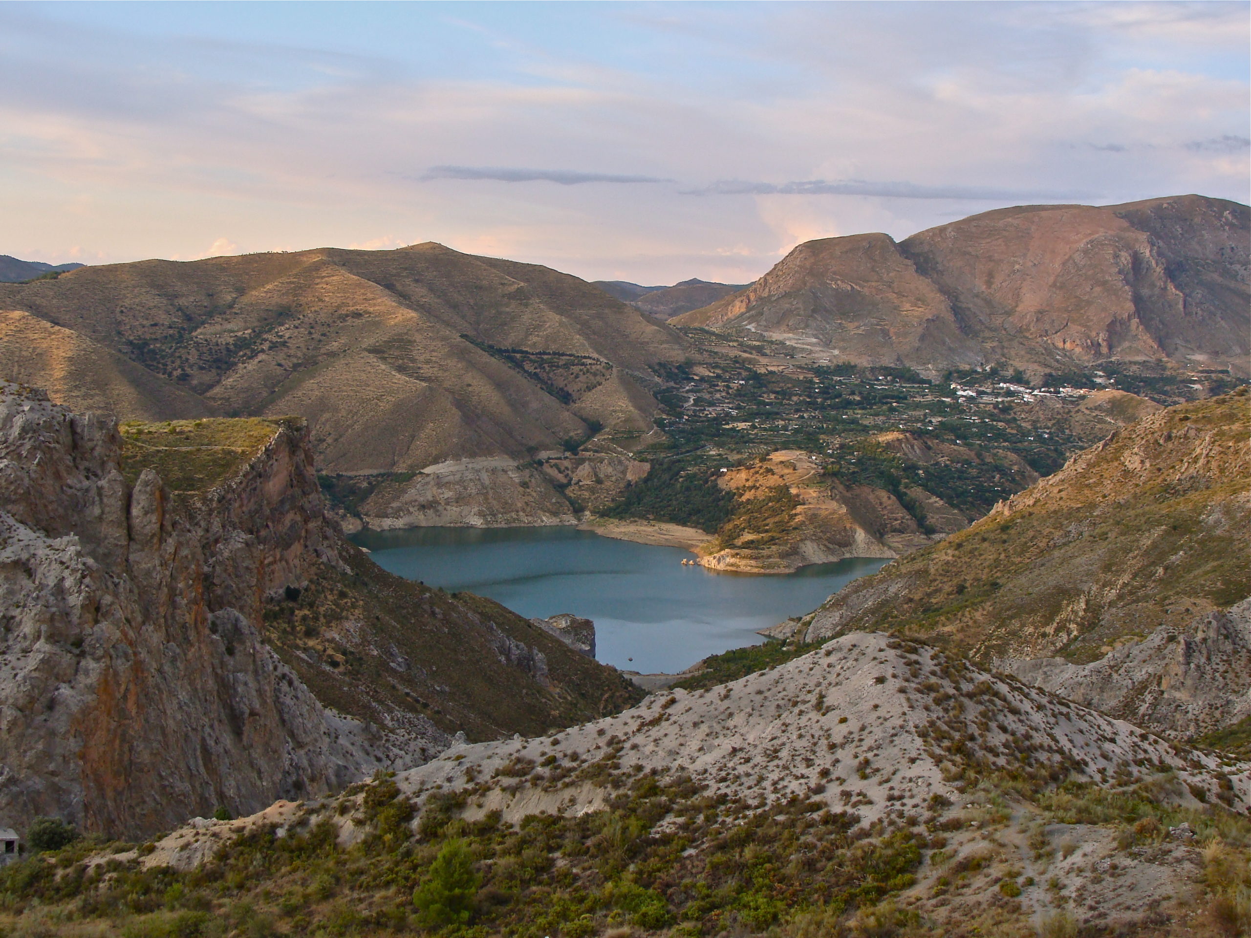 Embalse_de_canales_Guejar_Sierra