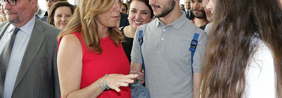 Inauguración Facultad Ciencias 5 Susana Díaz habla con alumnos