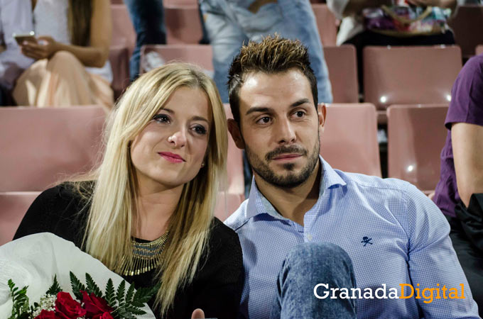 Granada-CF-Real-Sociead-novios-chica-rubia-con-ramo