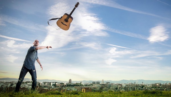 Angel-Robledillo-lanzando-guitarra