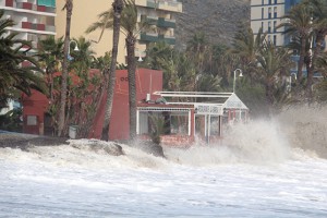 FUERTE OLEAJE EN PLAYA DE VELILLA HOY 1 NOVIEMBRE 15  almuñecar