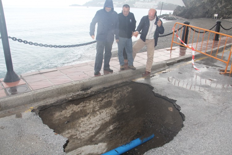 GRAN SOCAVON EN VIAL PLAYA COTOBRO PROVOCADO POR TEMPORAL 15