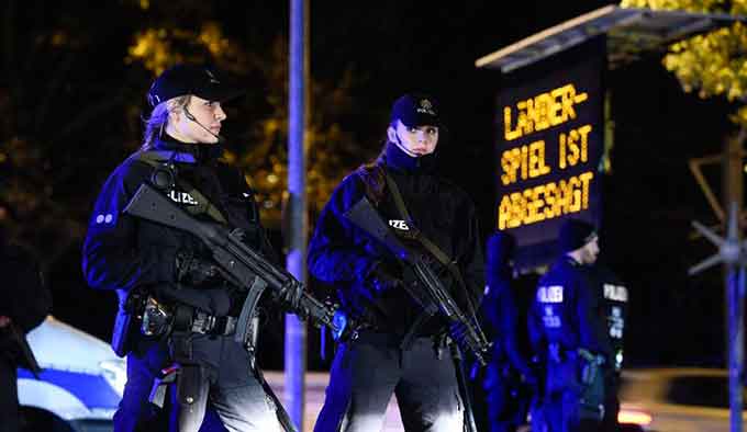 Mujeres-policia-alemana-estadio-hannover-2015-EP