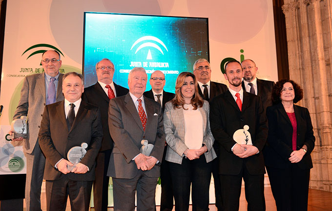 Premios-Andalucia-Investigacion-Susana-Diaz-Y-Galardonados-Gabinete