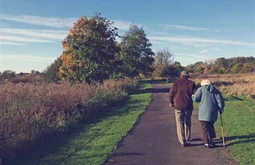 camino-ancianos-pareja-alzheimer