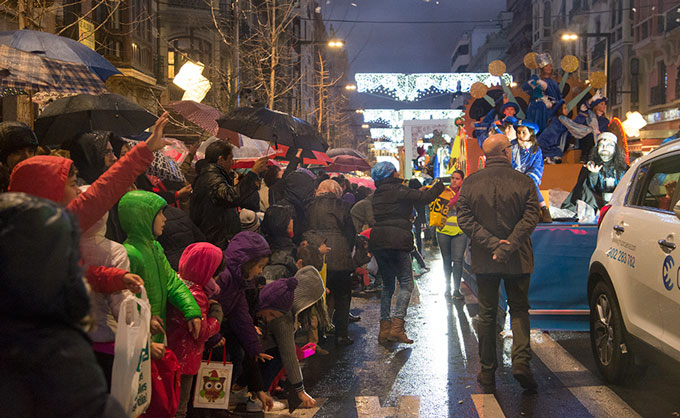 Cabalgata-Reyes-2016-Niños-Caramelos-Lluvia-004-GetlyArce