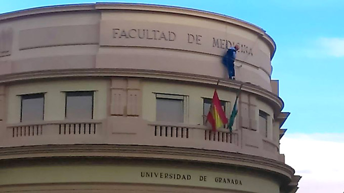 Retirada-Letrero-Facultad-de-Medicina-AdelaMoreno