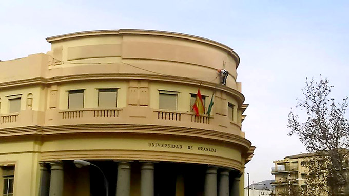 Retirada-letrero-facultad-de-medicina-001-AdelaMoreno