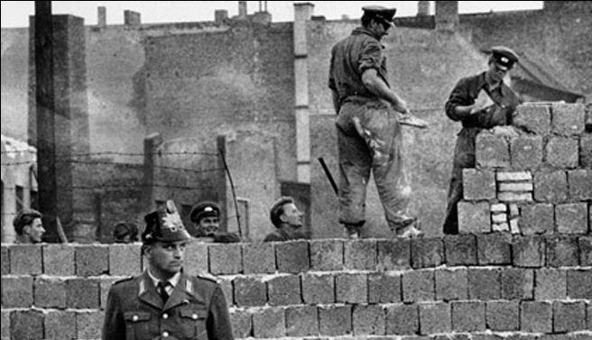 Un soldado vigila la construcción del muro de Berlín. Agosto de 1961