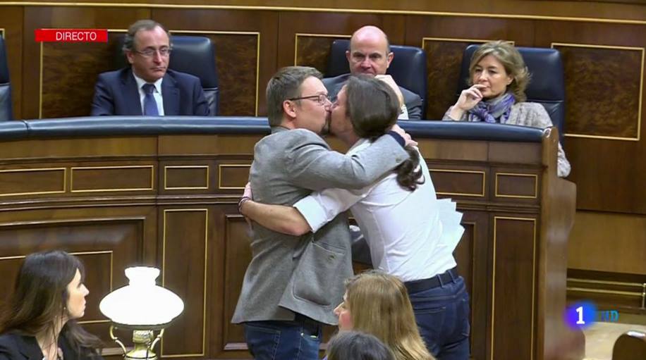 besos entre Pablo Iglesias Xavier Domench