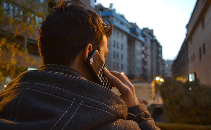 chico-hablando-por-el-movil