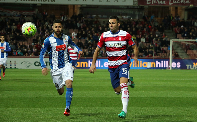 David Barral persigue el balón durante un partido con el Granada | Foto: Archivo GD