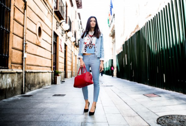 Estilo urbano, pantalones cinco bolsillos, camiseta y cazadora vaquera