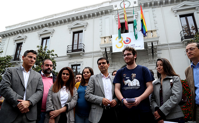 izada bandera multicolor dia contra la homofobia