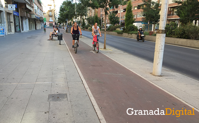 Mujeres en bicicleta por el carril bici