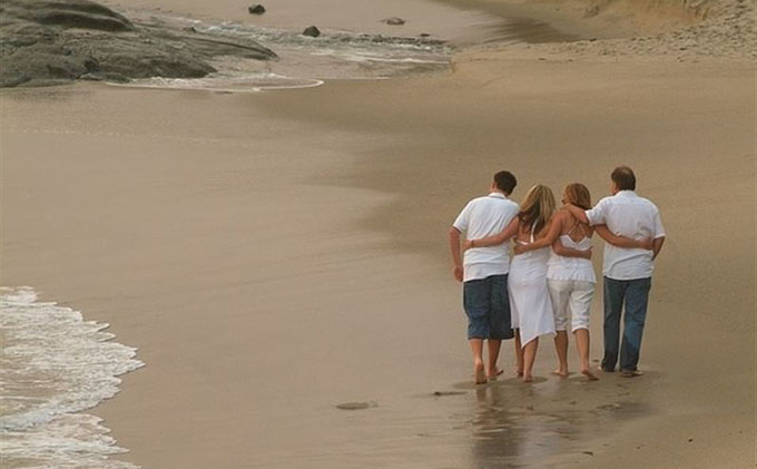 Personas paseando por la playa