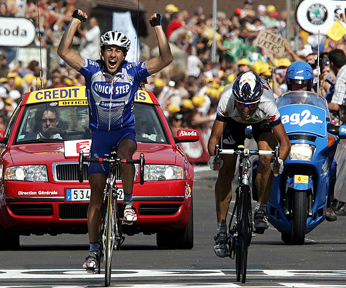 Spaniard Juan Miguel Mercado (Quick Step/Bel) celebrates as he crosses the finish line and wins the 18th stage of the 91st Tour de France cycling race between Annemasse and Lons-le-Saunier in front of Spaniard Vicente Garcia Acosta (Illes Balears/Spa), 23 July 2004. AFP PHOTO PATRICK KOVARIK