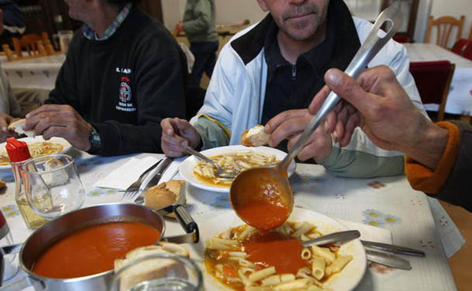 UN GRUPO DE USUSARIOS DEL COMEDOR SOCIAL