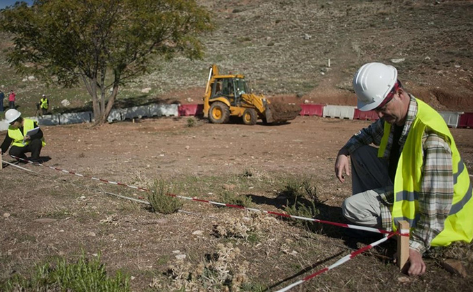 tecnicos-inspeccionando-terreno-donde-supone-podria-estar-fosa-garcia-lorca-noviembre-2013