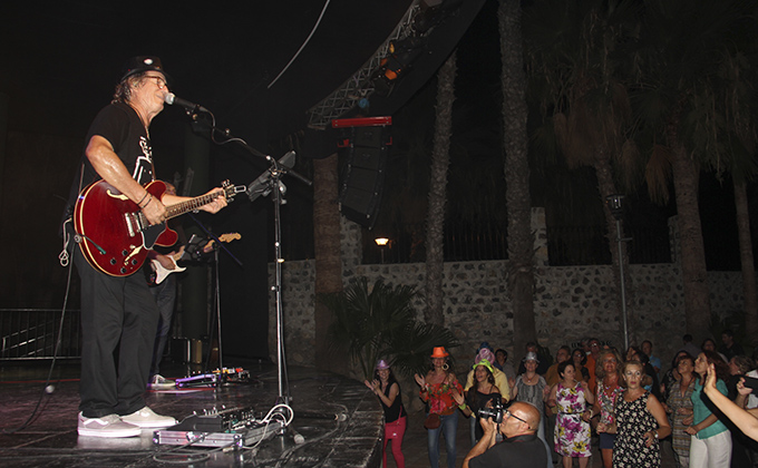 PEPE CANTANTE DE LOS PUNTOS DURANTE CONCIERTO PUSO A BAILAR AL PUBLICO 16