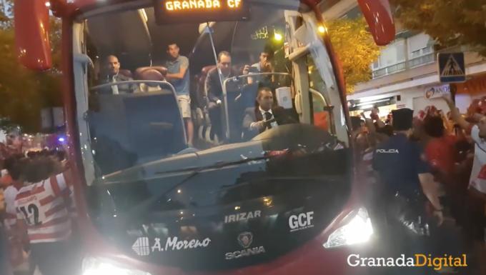 recibimiento del autobus del granada cf